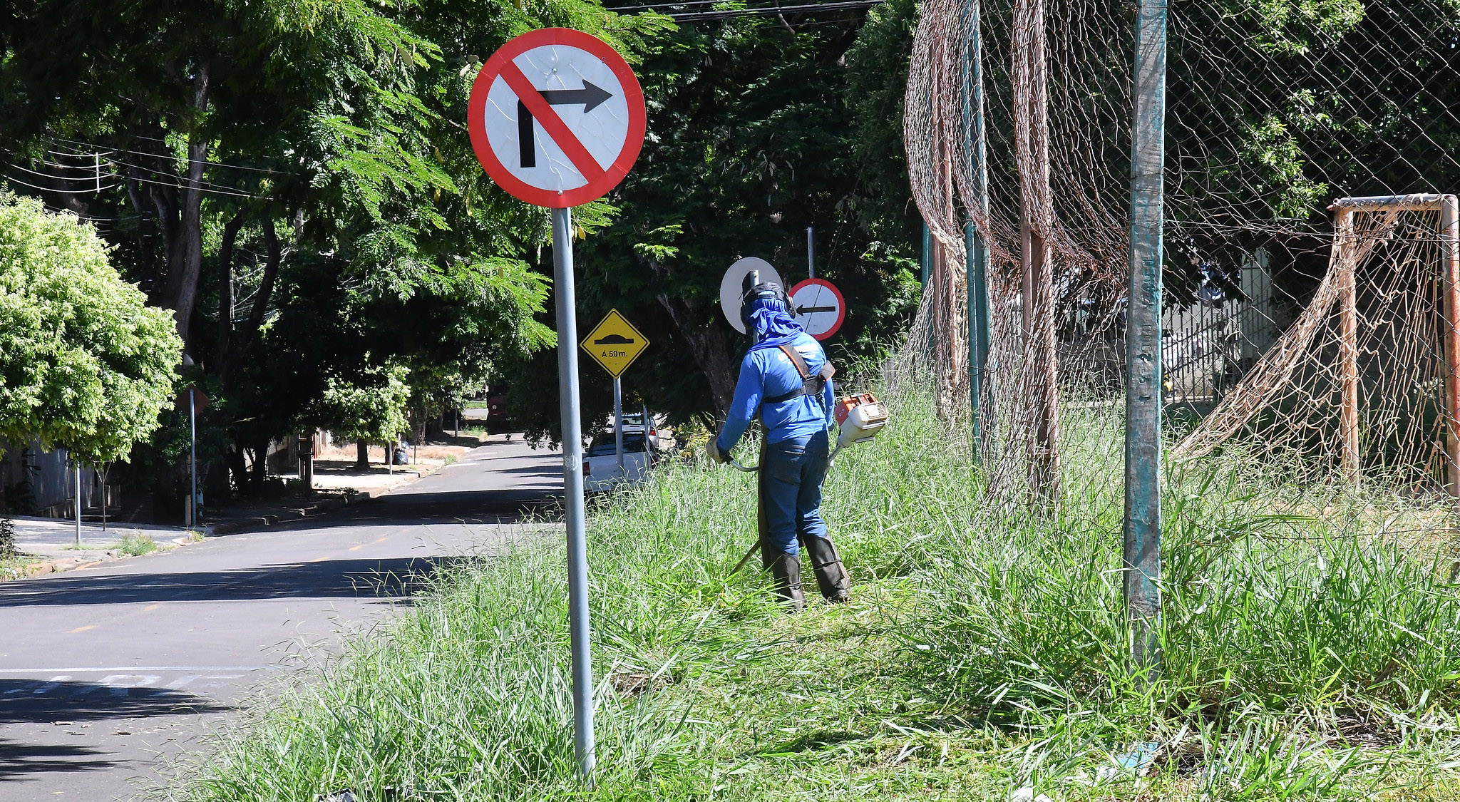 Foto da matéria Prefeitura intensifica roçada do mato nos canteiros e logradouros públicos