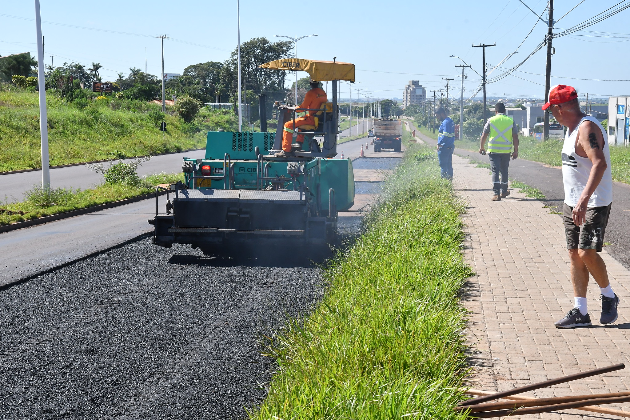 Foto da matéria Empresa inicia recuperação de trechos danificados da avenida Portugal
