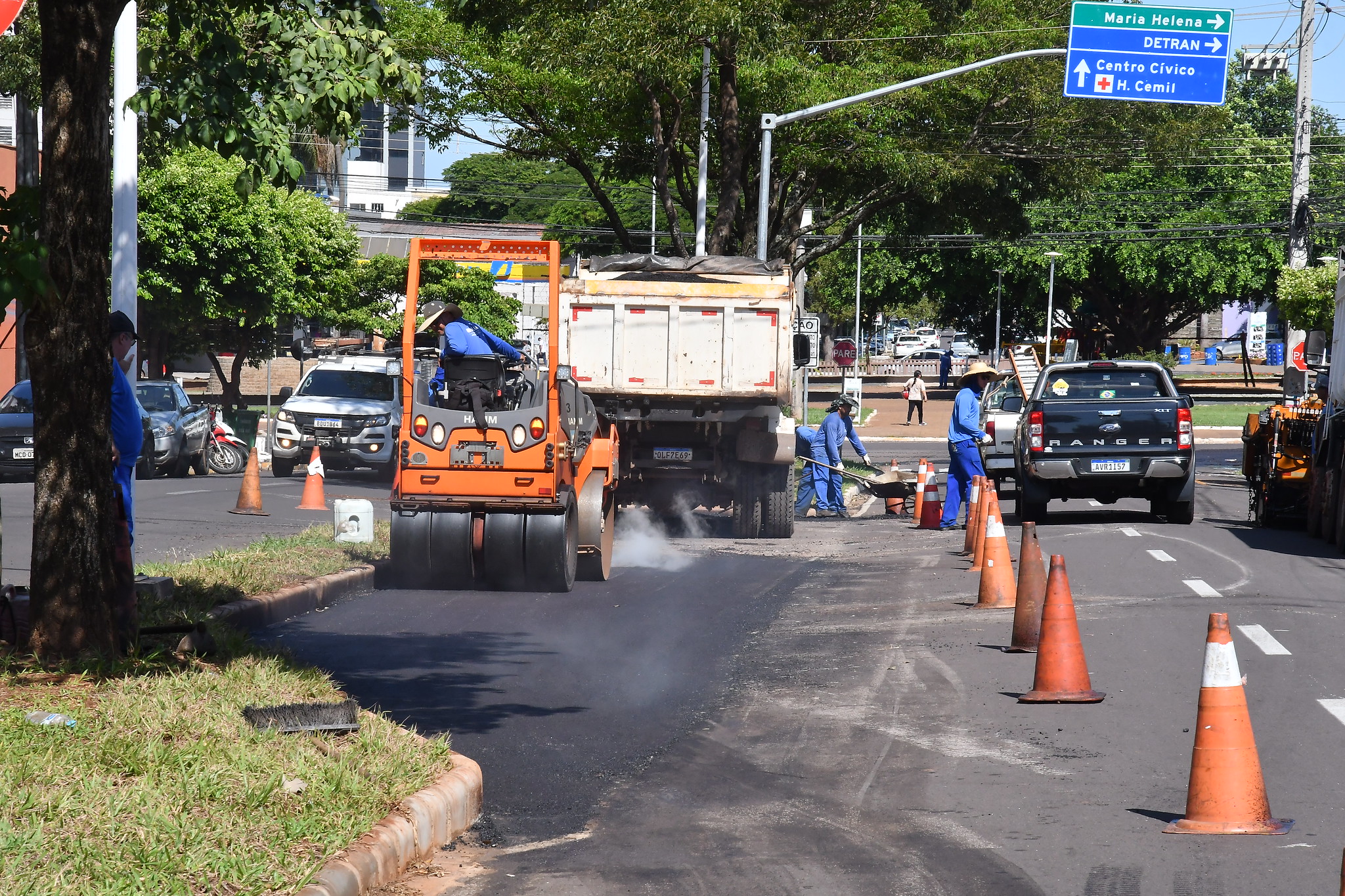 Foto da matéria Secretaria de Obras pavimenta retornos na avenida Paraná e recupera o asfalto