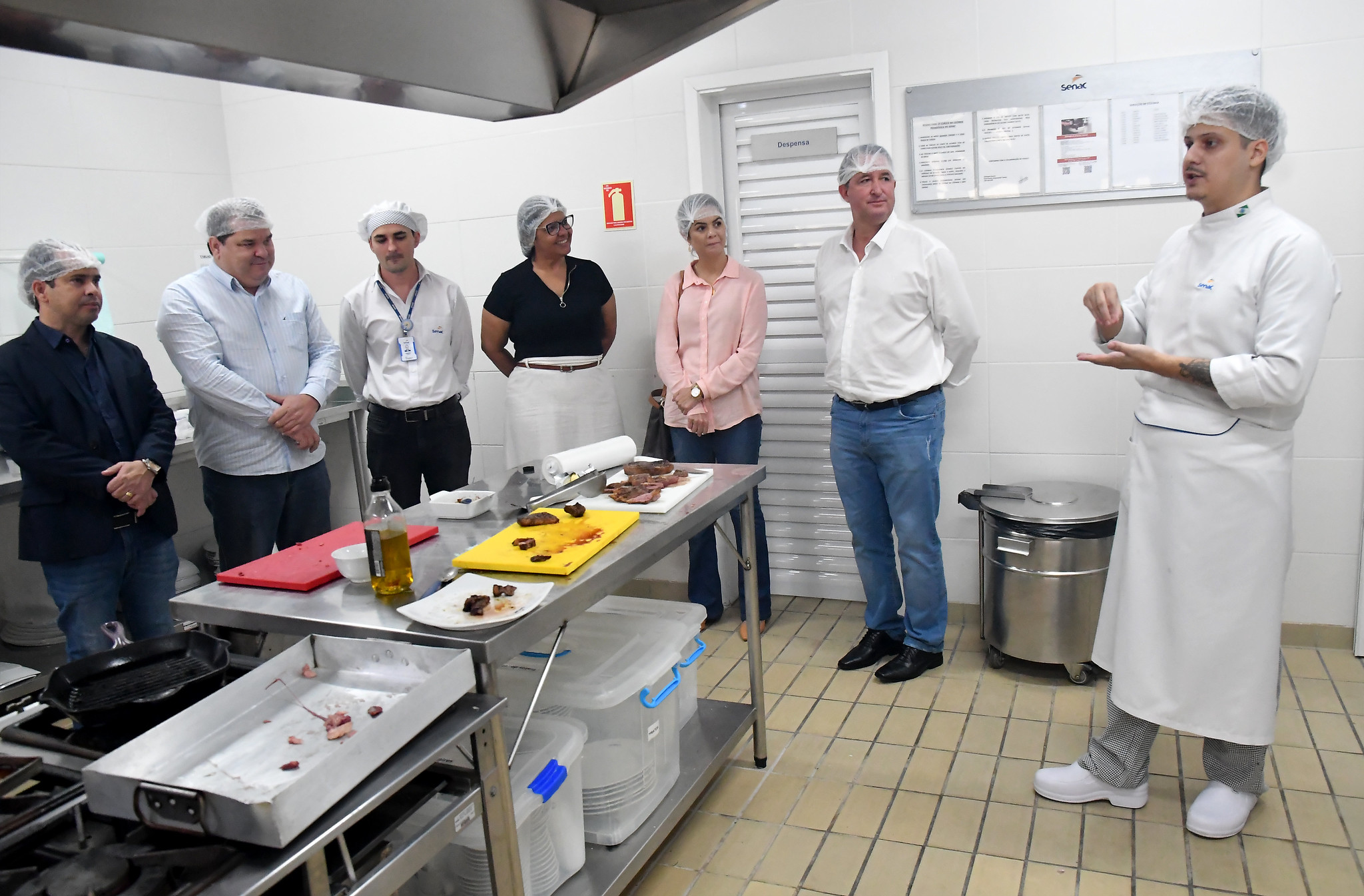 Foto da matéria Prefeito visita aula prática do curso de serviços de cozinha e faz degustação