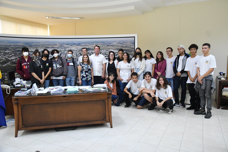 Foto da matéria Pimentel é entrevistado por alunos do Colégio Hilda Kamal