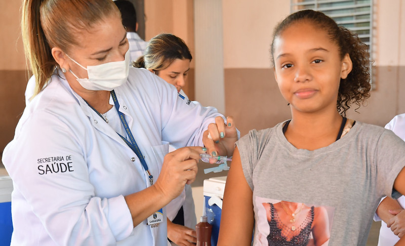 Foto da matéria Saúde anuncia chegada de terceira dose de vacina contra covid para adolescentes