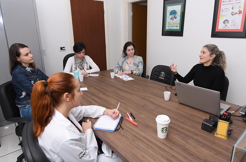 Foto da matéria Estagiárias do Ambulatório de Infectologia passam por capacitação sobre testes rápidos