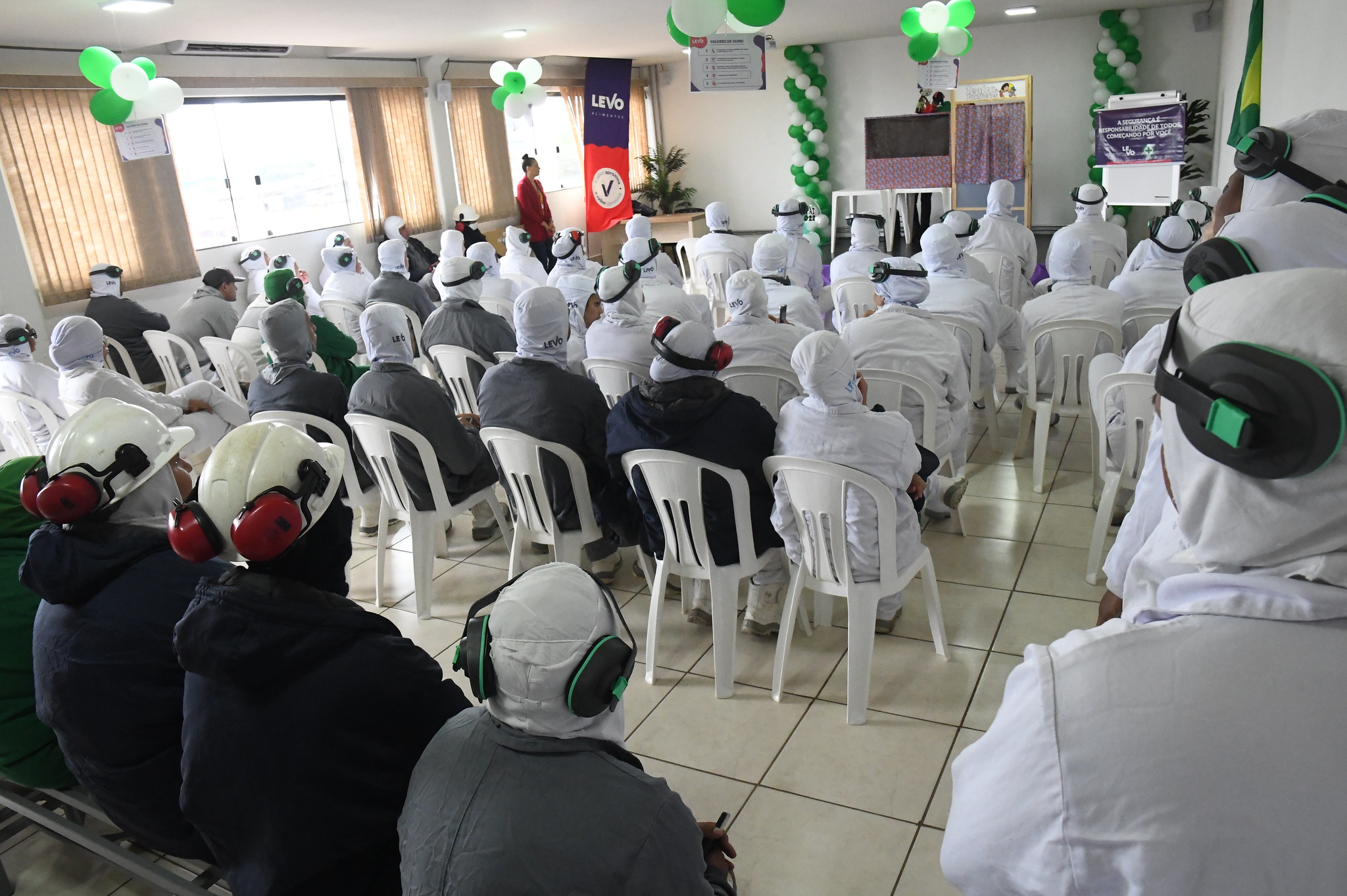 Foto da matéria Com teatro de bonecos, equipe divulga medidas para segurança do trabalhador