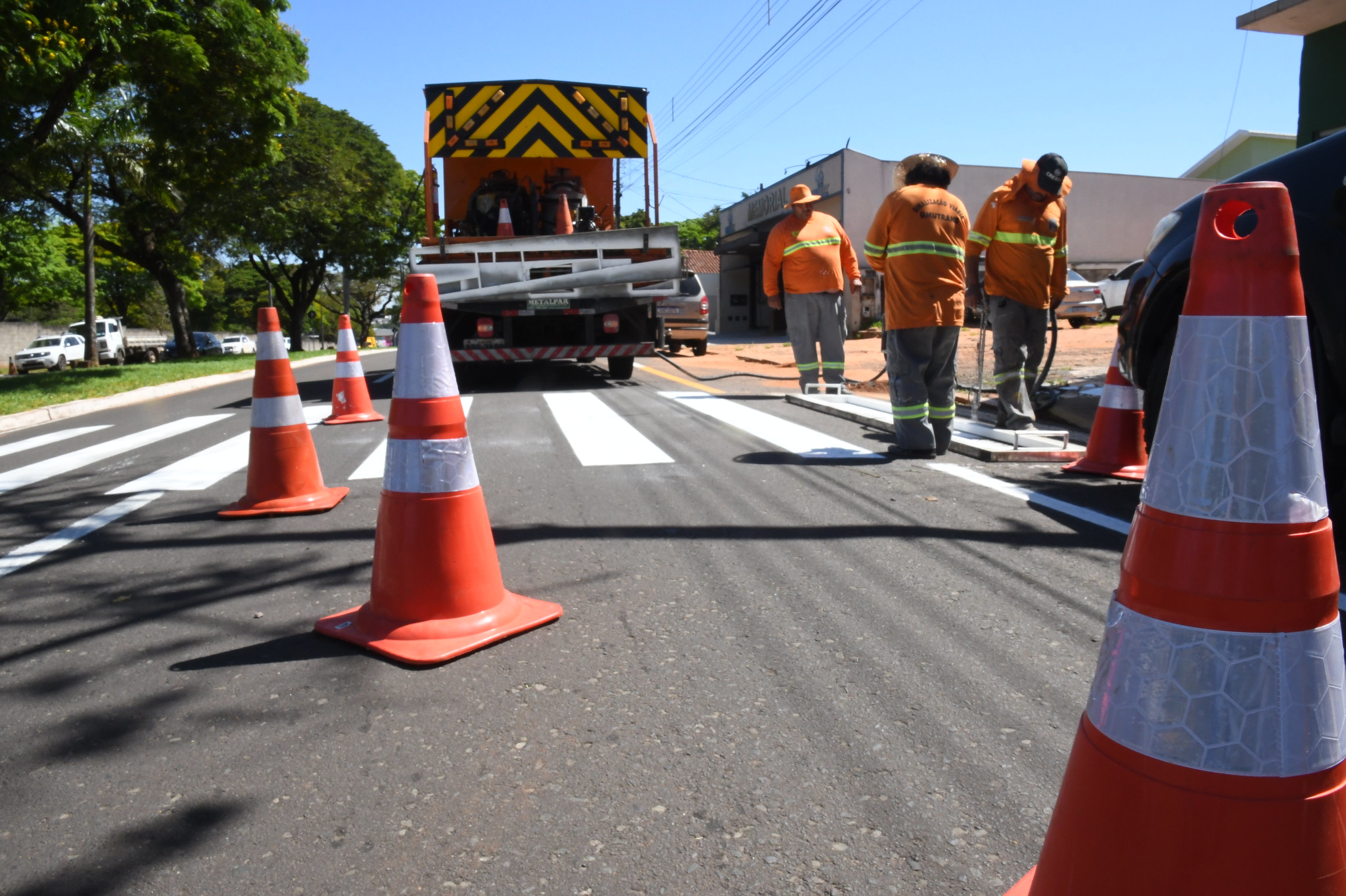 Foto da matéria Região do cemitério e avenida Ivo Sooma recebem reforço na sinalização