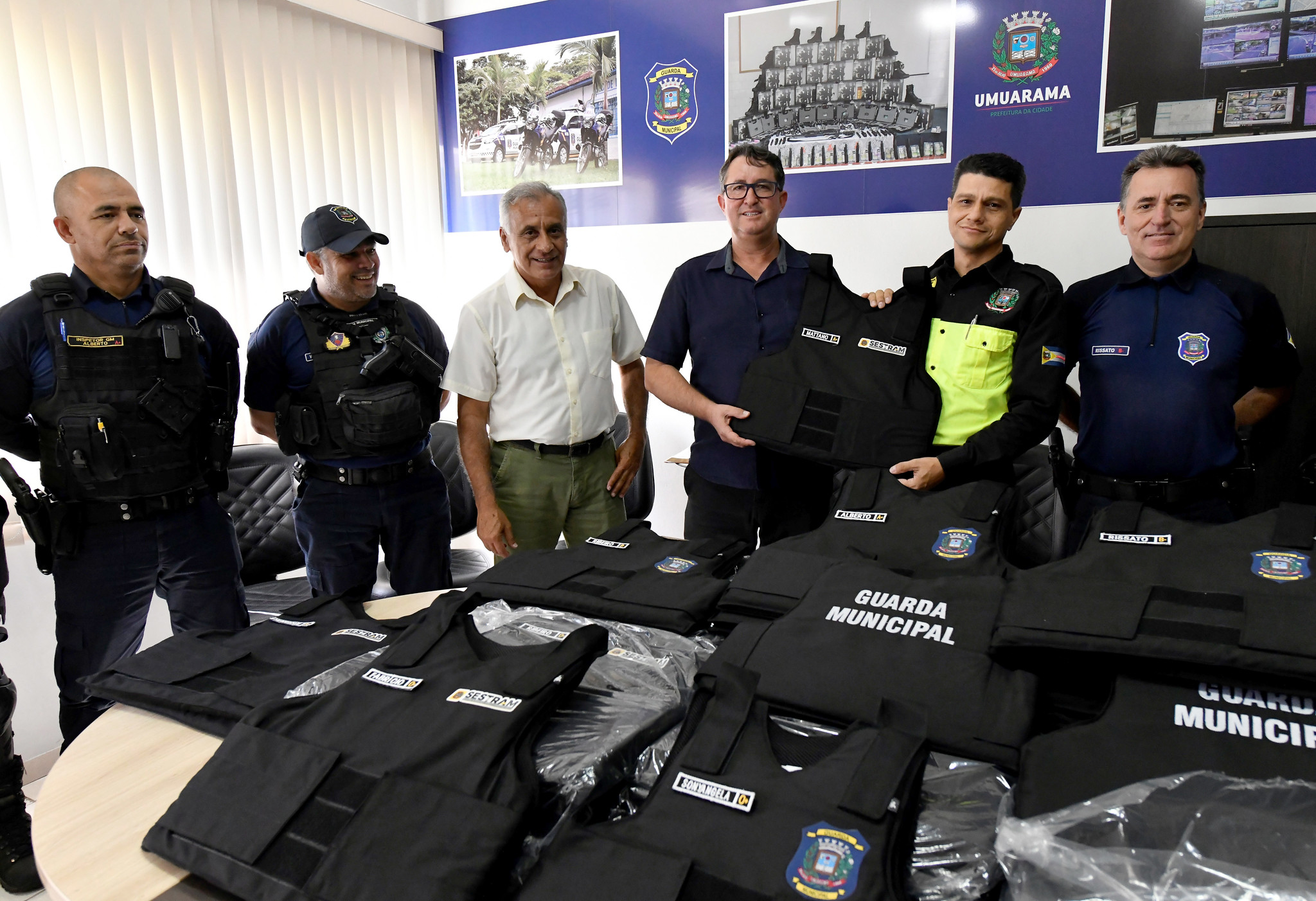 Foto da matéria Guardas recebem novos coletes e agentes de trânsito também são contemplados