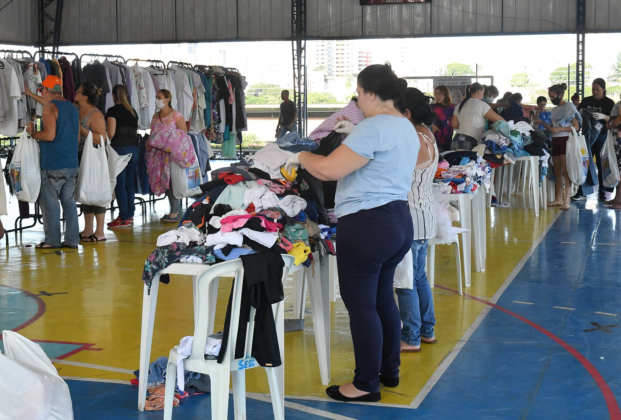 Foto da matéria Bazar social distribui de graça mais de 5 mil peças de roupas e calçados