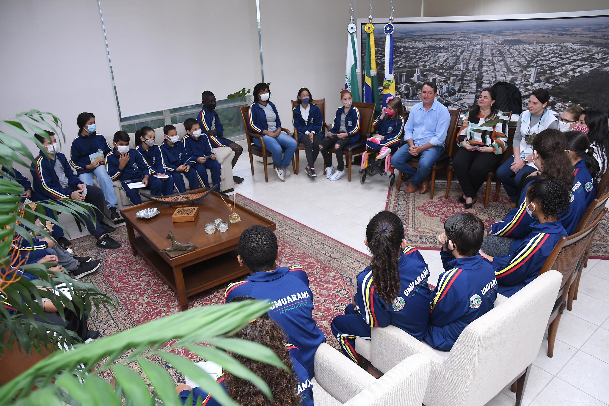 Foto da matéria Em visita de alunos, Pimentel fala sobre os planos para o Conjunto Sonho Meu