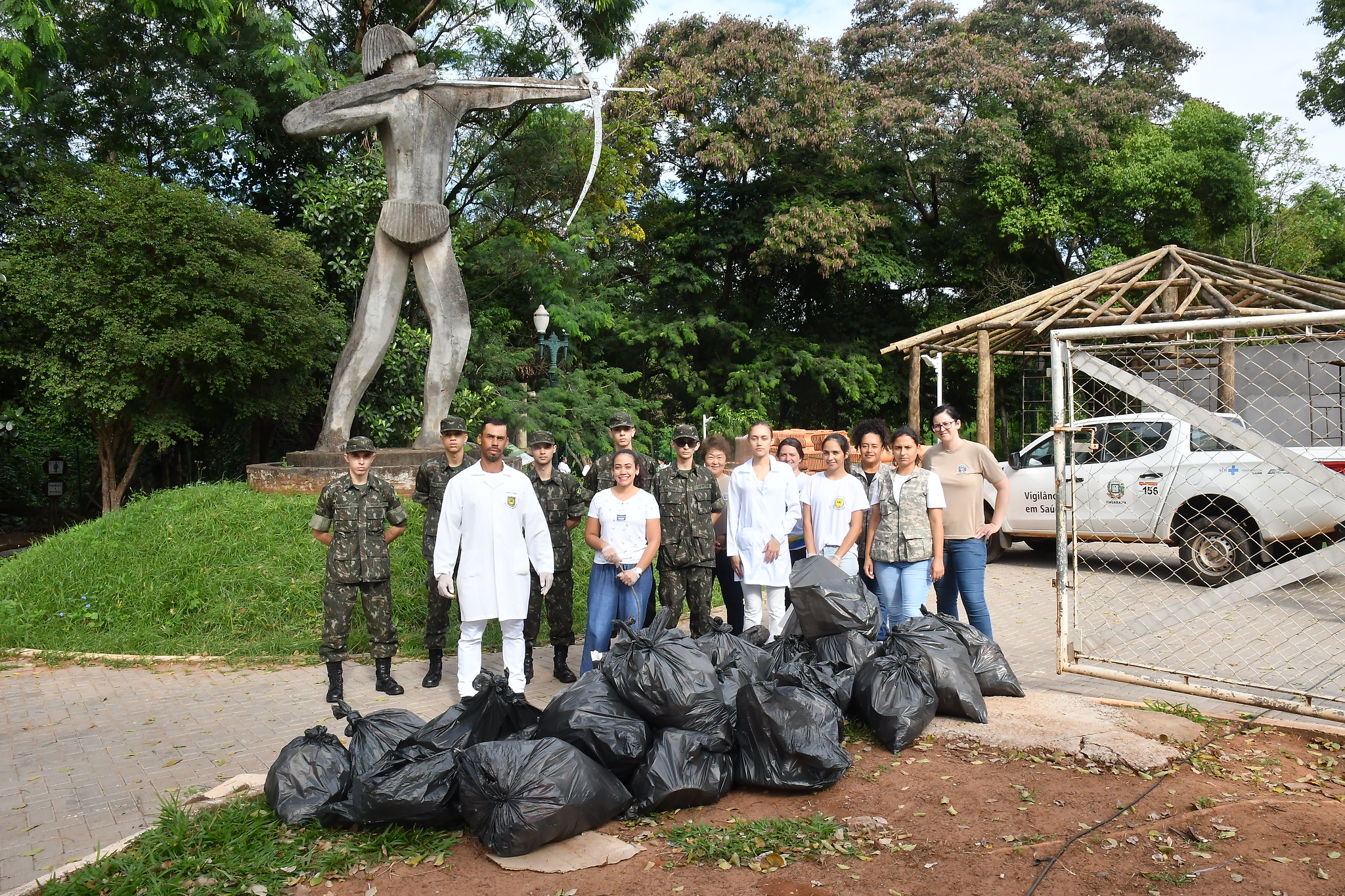 Foto da matéria Combate à dengue revela que população deixa muito lixo nas ruas da cidade