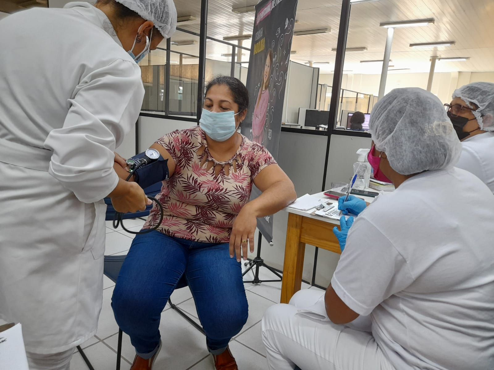 Foto da matéria Mulheres tiveram Spa de mãos e avaliação podológica na Agência do Trabalhador