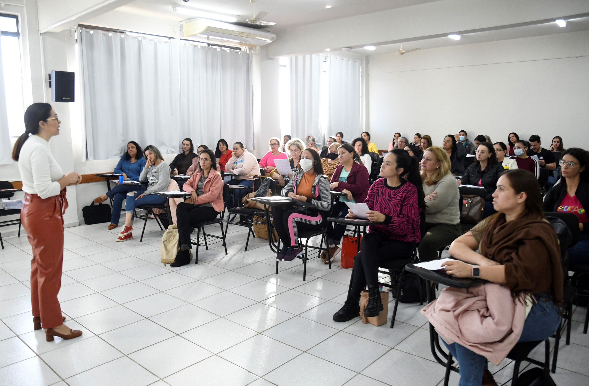 Foto da matéria Alunos voltam às aulas nesta quarta-feira e professores passam por formação