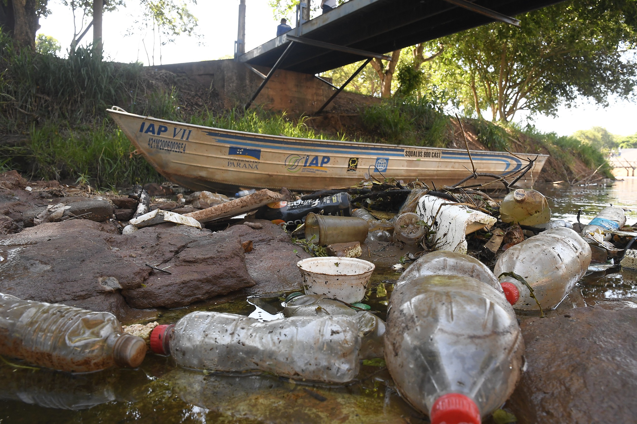 Foto da matéria Equipes da Prefeitura recolhem vários sacos de lixo com resíduos no Lago Aratimbó