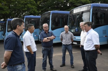 Prefeito conhece novos ônibus da Viação Umuarama