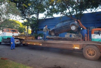 Vigilância recolhe ao pátio da Prefeitura veículos abandonados nas vias públicas