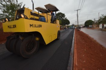 Empreiteira conclui asfalto na Avenida dos Xetá