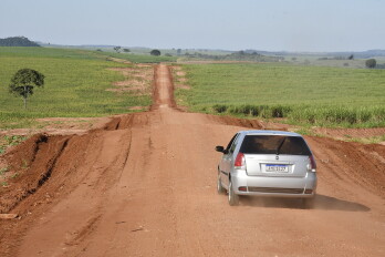 Readequação de estradas rurais avança em parceria com Cibax e municípios vizinhos