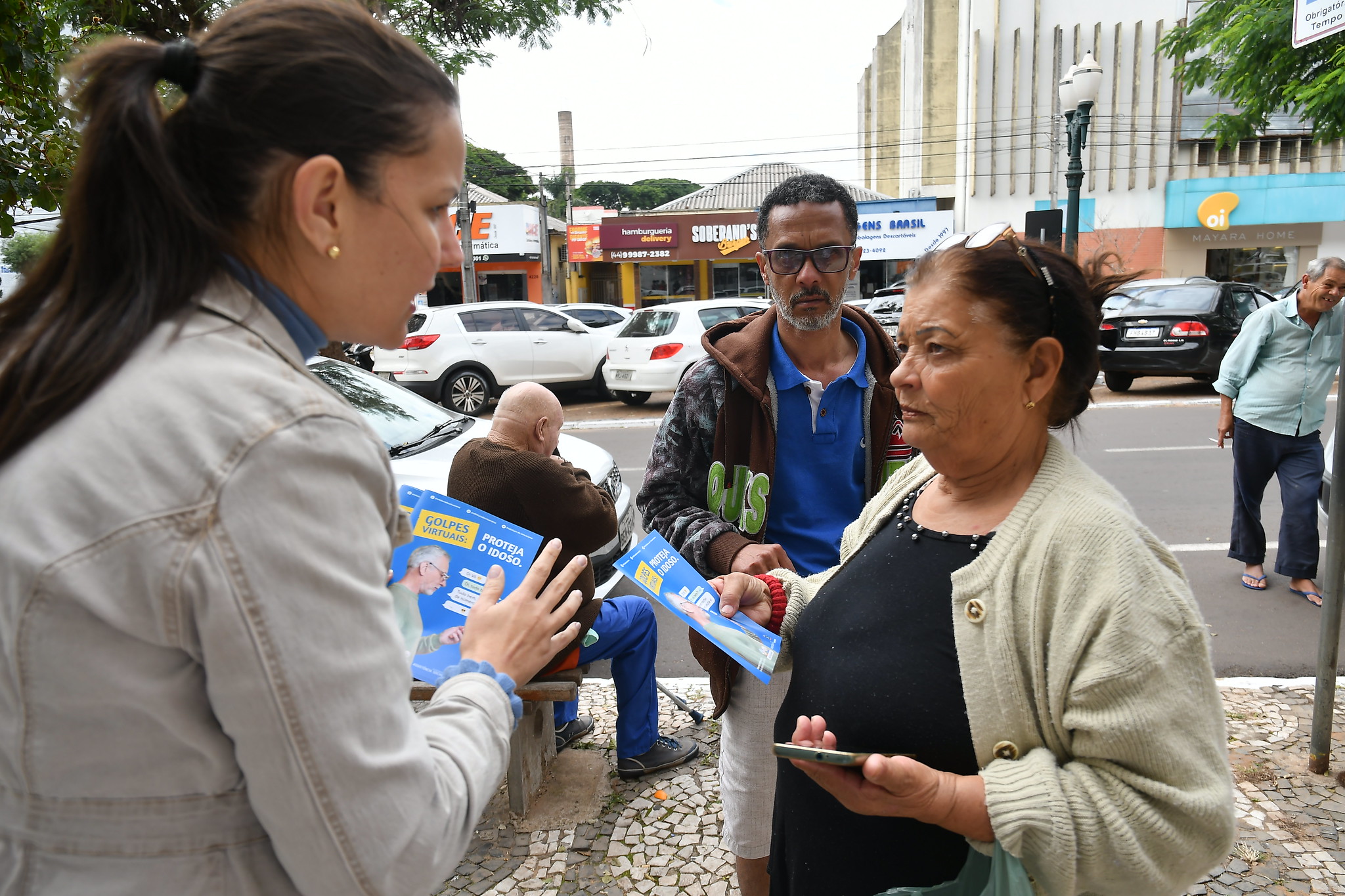 Foto da matéria Panfletagem divulga cuidados para evitar os golpes virtuais aplicados em idosos