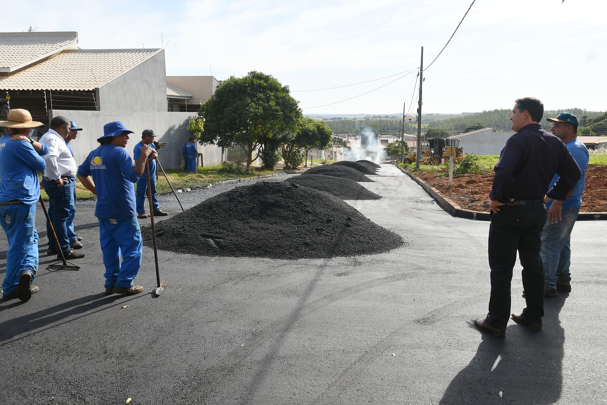 Foto da matéria Prefeito vistoria reperfilamento asfáltico em execução no Jardim Araxá