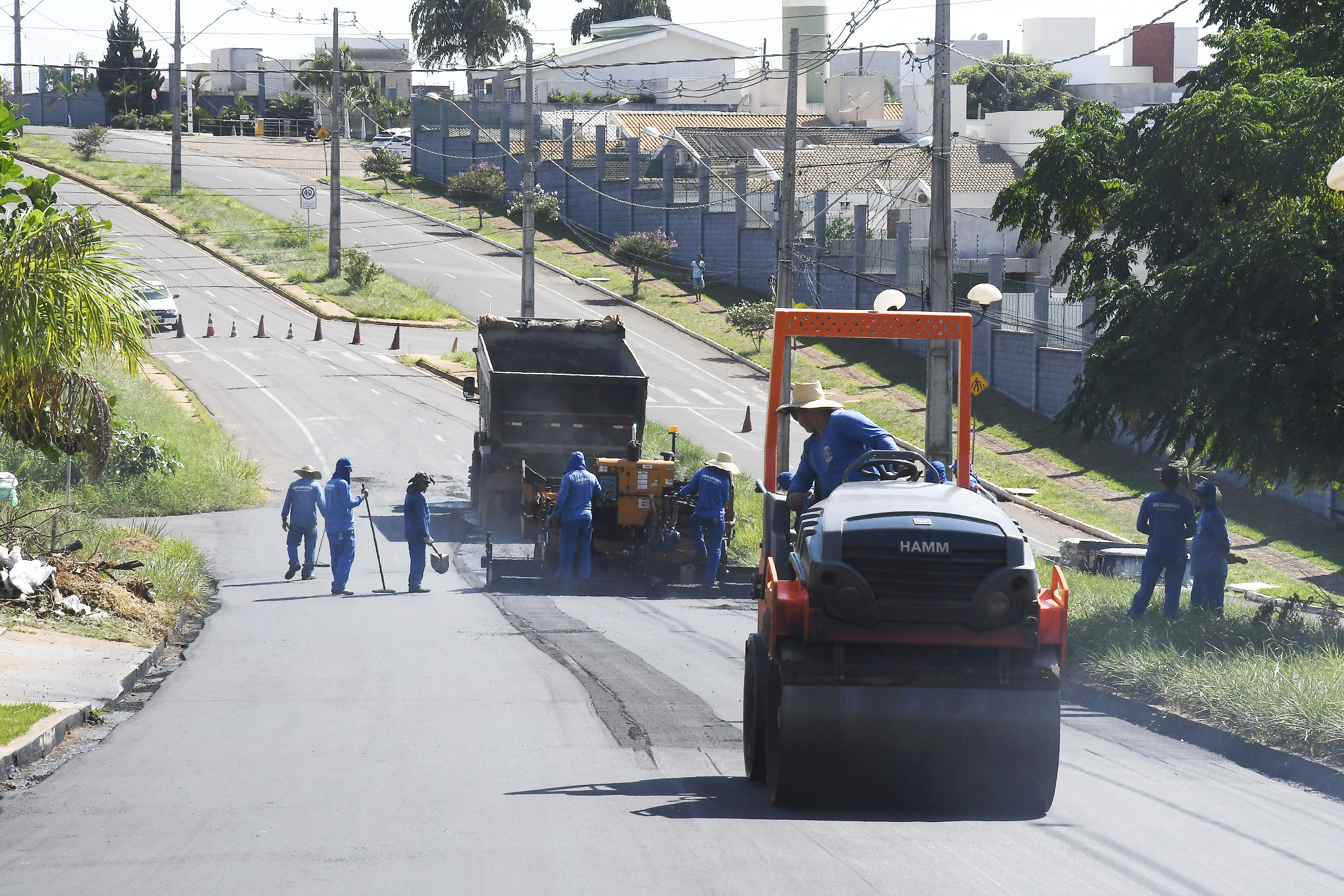 Foto da matéria Prefeitura de Umuarama retoma serviço de reperfilamento asfáltico com equipe própria