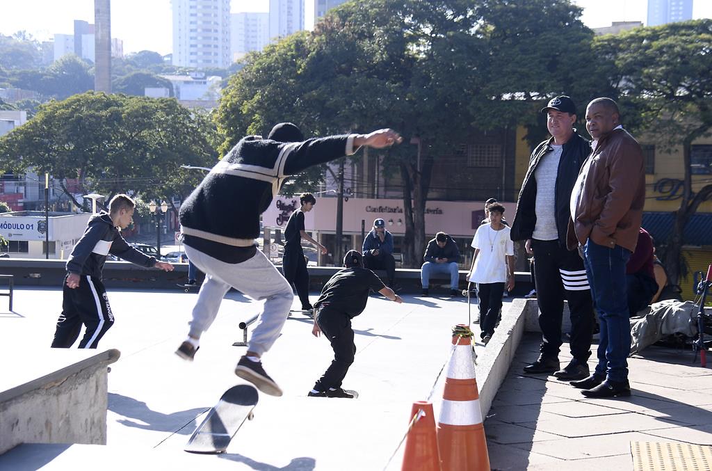 Foto da matéria Go Skate Day leva mais de 100 skatistas à praça para manobras emocionantes