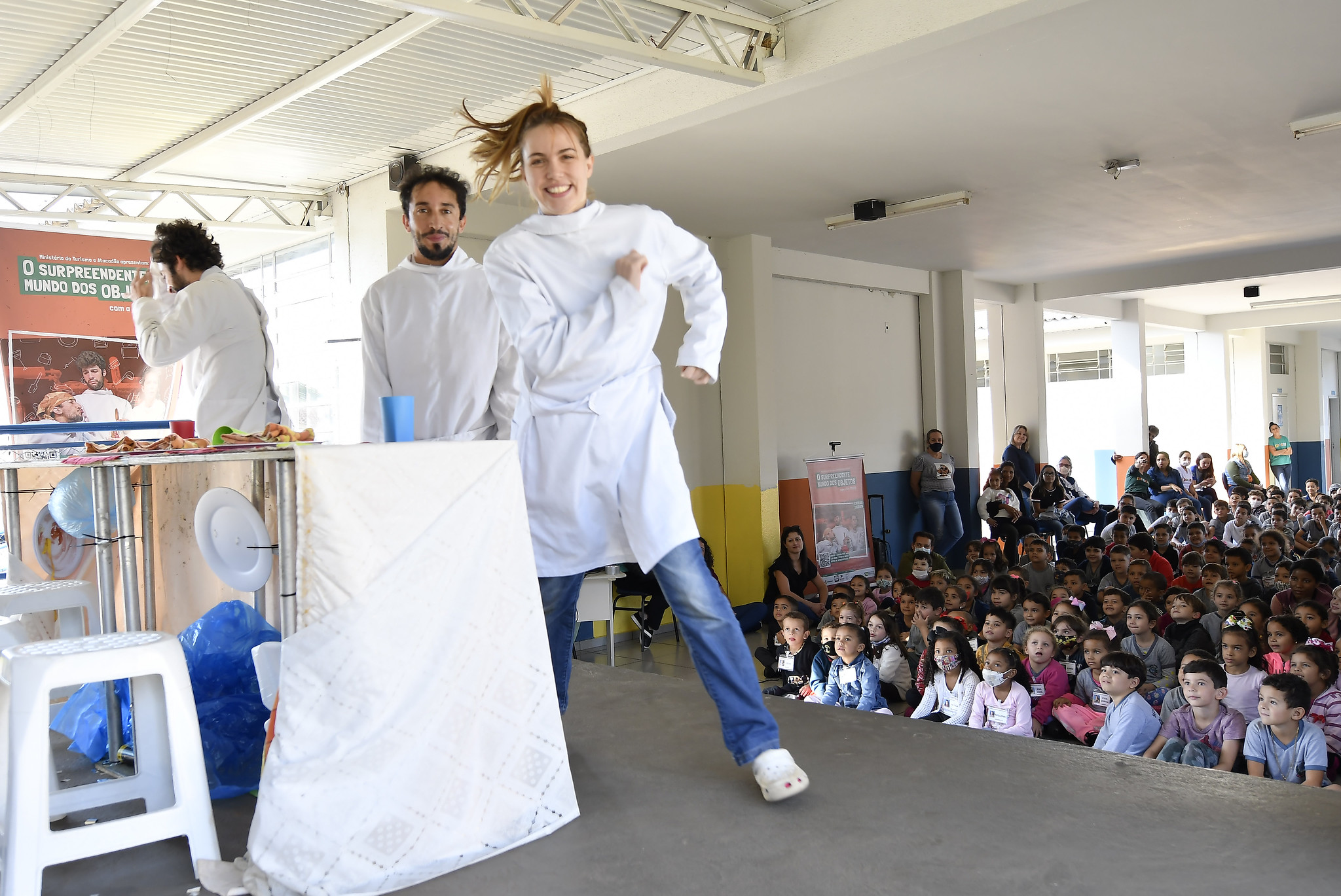 Foto da matéria Alunos da rede municipal se divertiram nesta semana com peça teatral