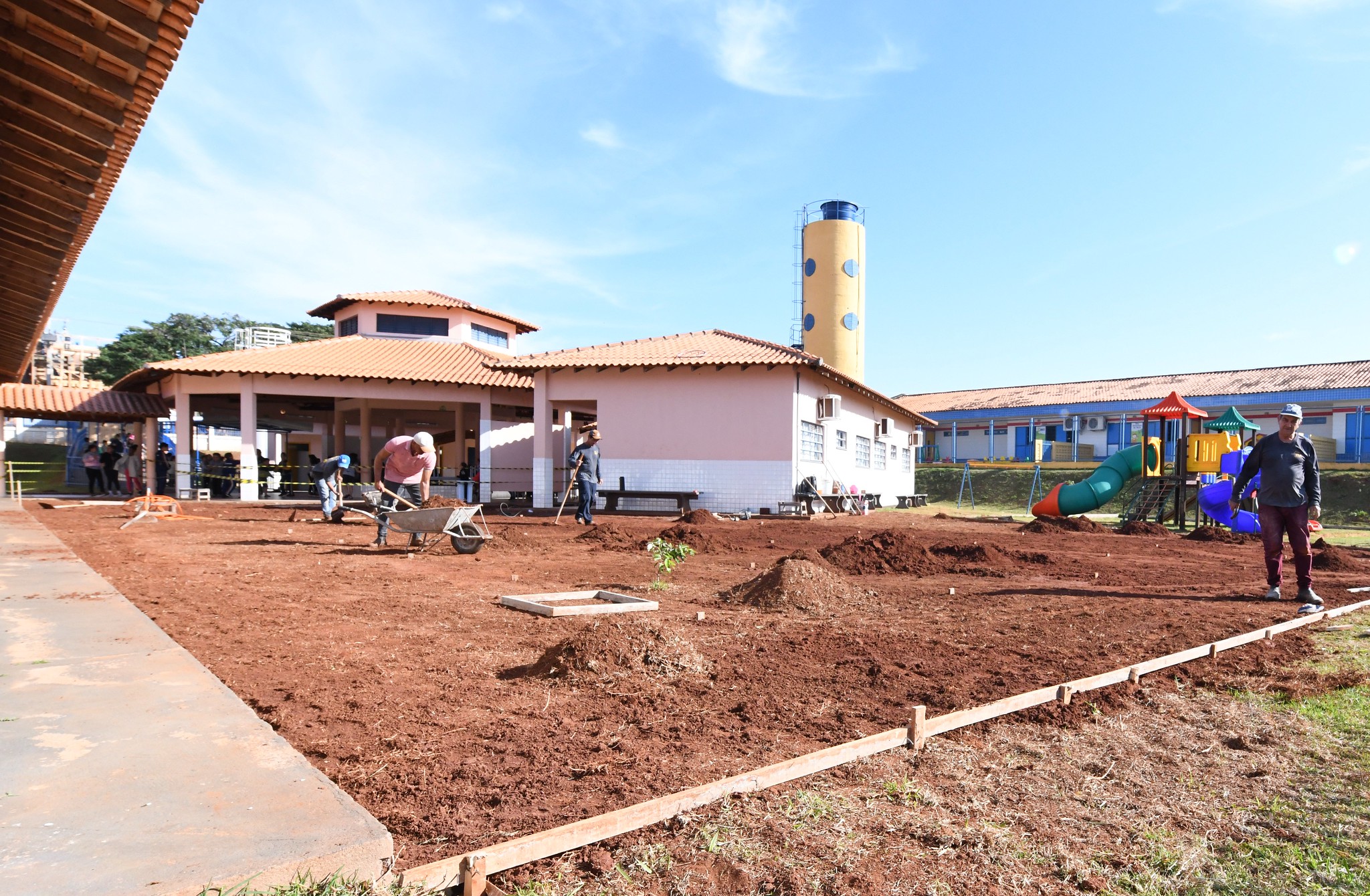 Foto da matéria Prefeitura pavimenta o pátio da Escola Municipal Tempo Integral