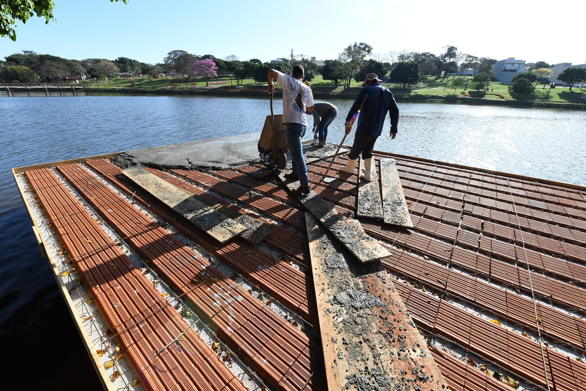 Foto da matéria Madeira velha do trapiche é substituída por laje de concreto no Lago Aratimbó