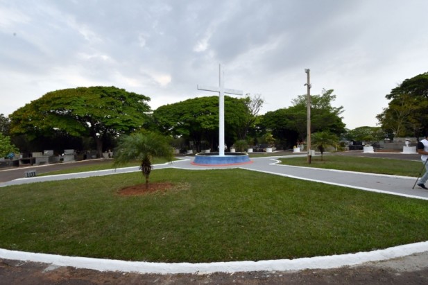 Cruzeiro do cemitério é restaurado e obras continuam